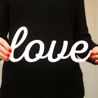 Надпись LOVE декоративным шрифтом